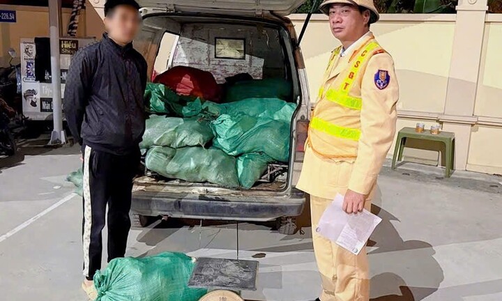 Hà Nội: CSGT chặn đứng gần 1 tấn chân gà bẩn chuẩn bị tuồn lên bàn nhậu