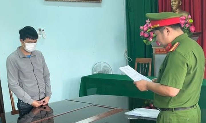 Bắt nhân viên ngân hàng chiếm đoạt 2,1 tỷ đồng của khách để cá độ bóng đá