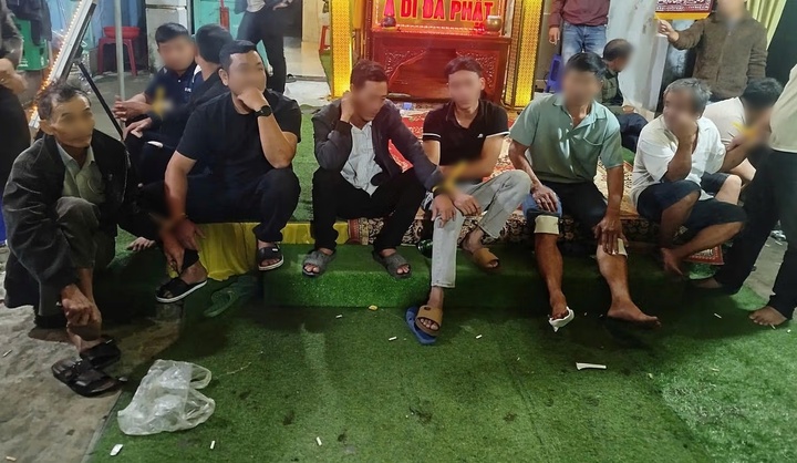 Tin pháp luật nổi bật 24h qua: Bắt quả tang 15 người làm 