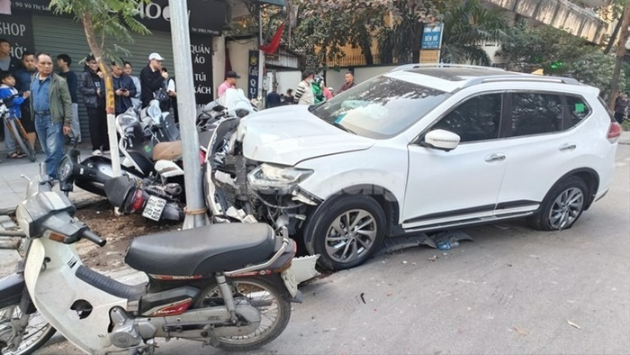 Tin tức tai nạn giao thông mới nhất ngày 2/1: Ô tô con tông liên hoàn 6 xe máy trên phố