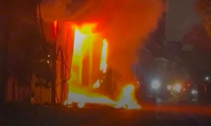 Lửa cháy ngùn ngụt tại xưởng sản xuất tranh ở Hà Nội