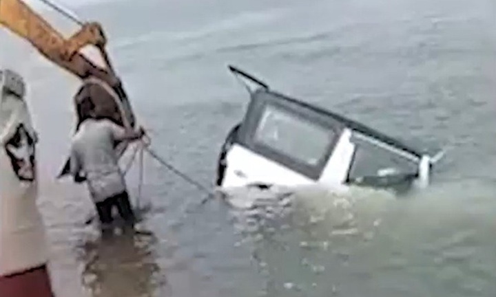 Clip: Ô tô lao xuống biển lúc đêm muộn, nam thanh niên thiệt mạng