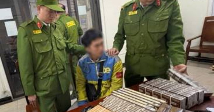 Công an Hà Nội bắt vụ vận chuyển hàng trăm bao thuốc lá lậu