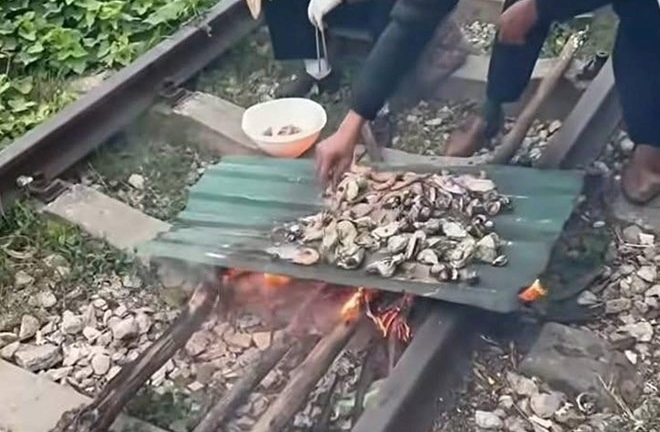 Nhóm người nướng đồ ăn trên đường sắt ở Quảng Ninh bị xử phạt