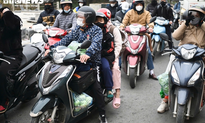 Chưa hết nghỉ Tết Dương lịch, người dân lỉnh kỉnh đồ đạc, ùn ùn trở lại Hà Nội