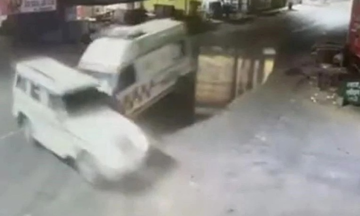 Clip: Xe cứu thương tông lật ô tô giữa ngã tư, khiến chiếc xe đâm vào cửa hàng ven đường, nhiều người bị thương