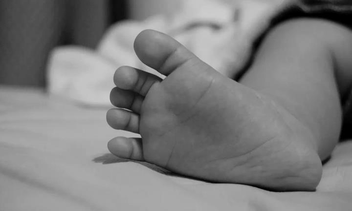 Bị bố mẹ bỏ ở nhà một mình 7 tiếng, bé gái 9 tháng tuổi tử vong thương tâm