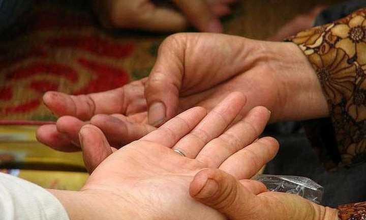 Thầy bói trộm điện thoại của khách nhằm chứng minh lời mình phán là đúng