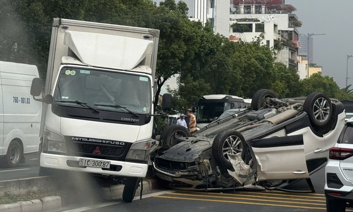 Tin tức tai nạn giao thông mới nhất ngày 6/1: Xe tải va chạm với xe đầu kéo, một người tử vong