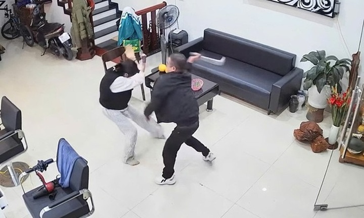 Danh tính người đàn ông cầm dao xông vào tiệm cắt tóc, truy đuổi hai mẹ con ở Bắc Ninh
