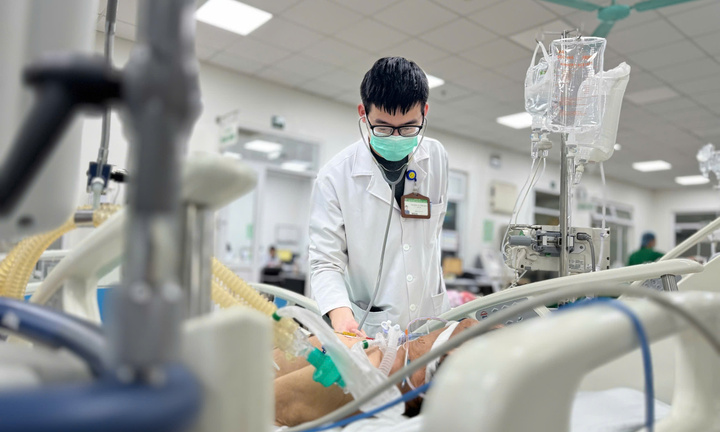 Người đàn ông Hà Nội suy hô hấp vì bỏ điều trị lao phổi, hút thuốc 1 bao/ngày