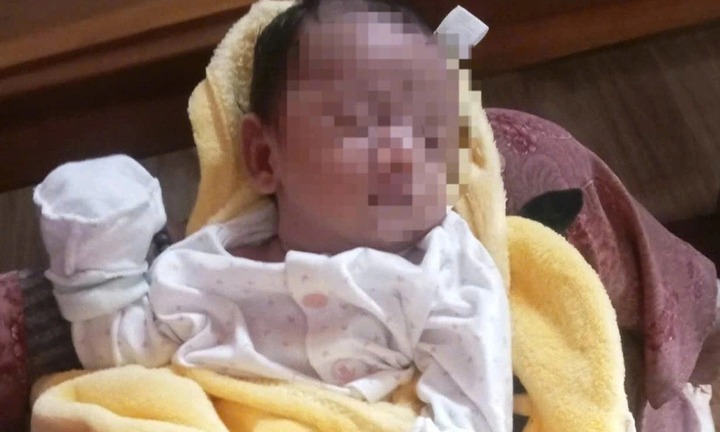 Bé trai sơ sinh bị bỏ rơi trong giỏ nhựa, bên trong có 255 nghìn đồng