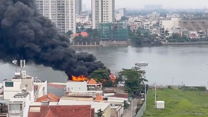 Cháy du thuyền trên sông Sài Gòn, 3 người trên tàu lao xuống nước