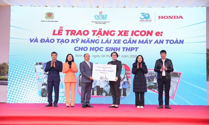 Honda Việt Nam triển khai chương trình trao 408 xe điện ICON e: nâng cao kỹ năng lái xe an toàn cho học sinh THPT