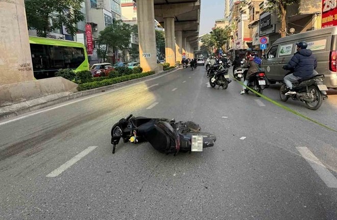 Sau cú phanh gấp, người đàn ông đi xe máy trượt ngã vào gầm ô tô 
