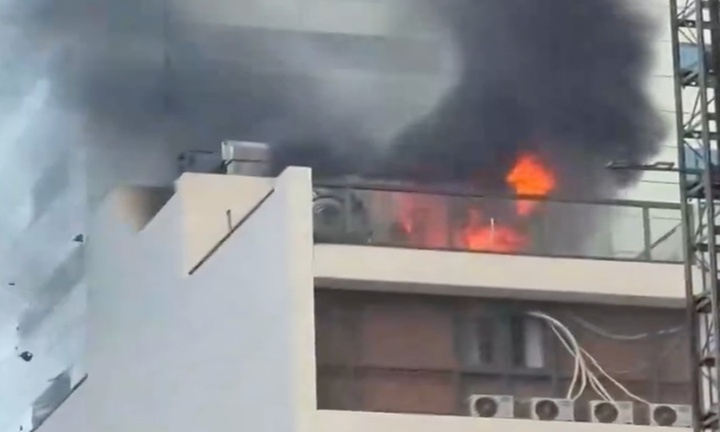 Cháy dữ dội tầng thượng spa ở trung tâm TP.HCM