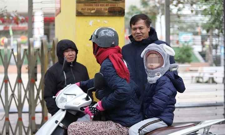 Nền nhiệt giảm sâu, nhiều trường tiểu học ở Hà Nội lùi giờ vào lớp