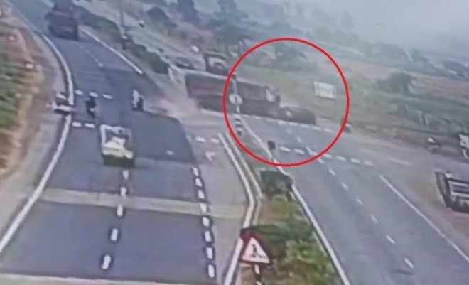 Clip: Đánh lái tránh xe máy, xe tải đâm trúng ô tô con khiến 3 người trong một gia đình thiệt mạng