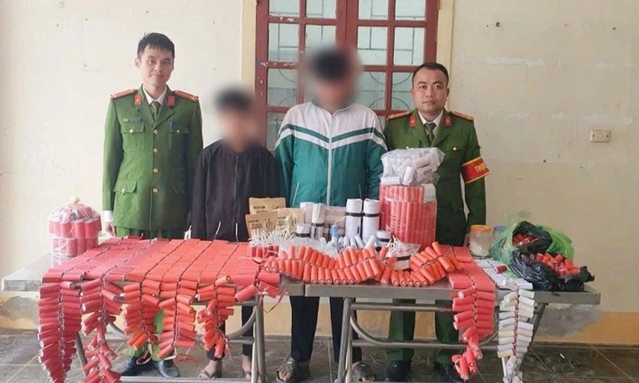 Phát hiện nam sinh lớp 8 tự chế tạo hơn 3.000 quả pháo nổ để bán cho bạn học