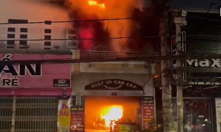 Người đàn ông đu mái nhà thoát chết trong đám cháy tiệm giặt ủi ở Đồng Nai