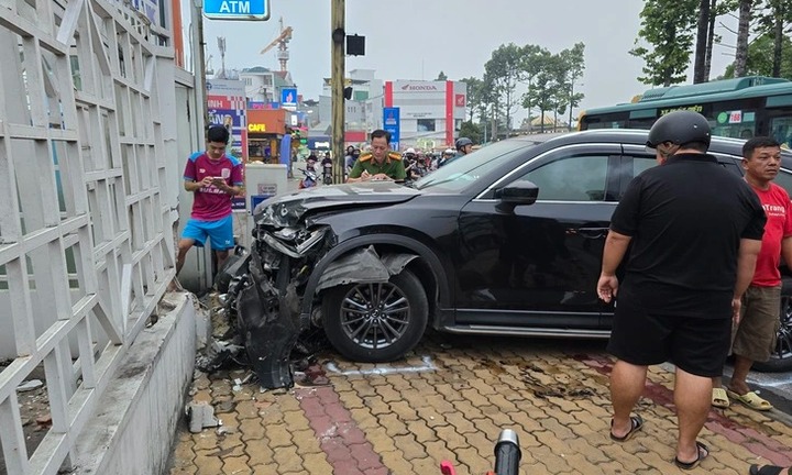 Hiện trường ô tô lao nhanh tông loạt xe máy đang chờ đèn đỏ ngay giao lộ ở TP.HCM