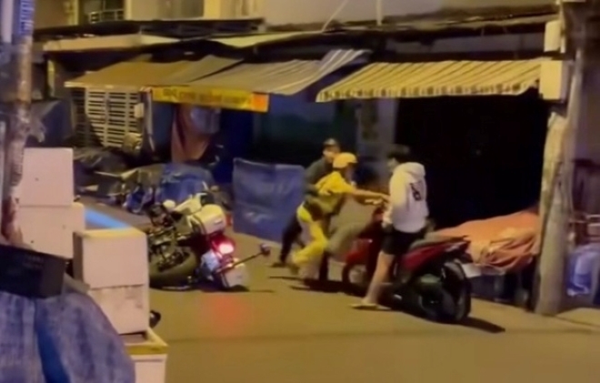 Thông tin mới nhất về việc hai thanh niên chống đối CSGT giữa đêm khuya: Lộ thêm hàng loạt vi phạm của  người tham gia giao thông