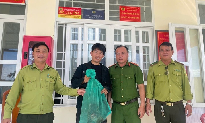 Người dân tự nguyện giao nộp cầy vòi hương quý hiếm cho công an