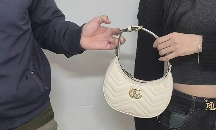 Cô gái bỏ quên túi xách Gucci giá hàng chục triệu trên taxi và cái kết 