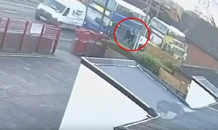 Rơi khỏi cửa sổ xe buýt, 3 học sinh bị thương: Camera ghi lại phút thót tim
