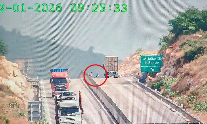 Nghịch dại: 3 cháu nhỏ trèo rào vào chơi đùa trên cao tốc Cam Lâm - Vĩnh Hảo