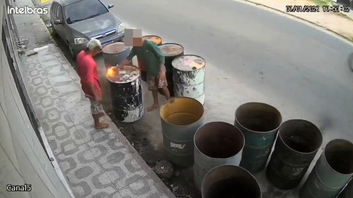 Clip: Nghịch bật lửa trên thùng kim loại, hai người đàn ông bị hất văng 