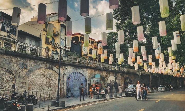 Khám phá phố bích họa Phùng Hưng Hà Nội