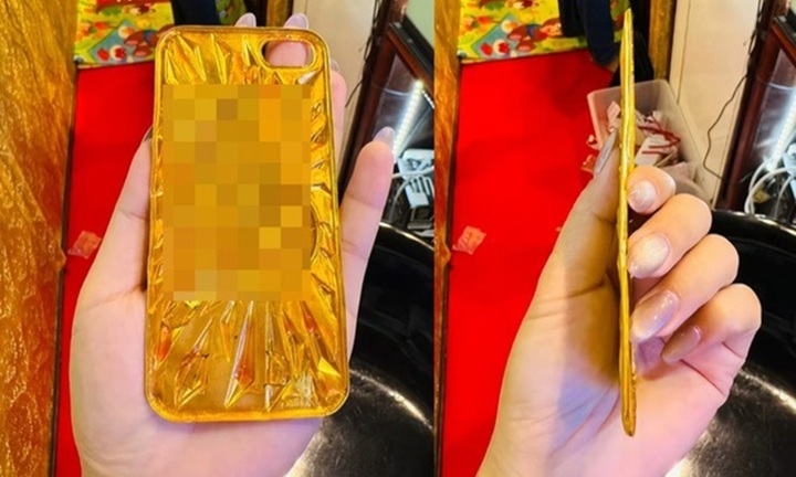 Kiểm tra chiếc ốp lưng iPhone bằng vàng, vị khách sốc khi bàn được 158 triệu đồng