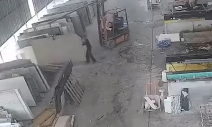 Clip: Bị đá cẩm thạch đè trúng người, nam công nhân thiệt mạng, camera ghi lại khoảnh khắc đau lòng