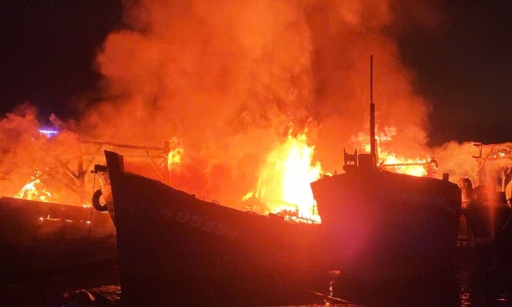 4 tàu cá đang neo đậu trên sông ở Quảng Ngãi bốc cháy dữ dội, thiệt hại nhiều tỷ đồng