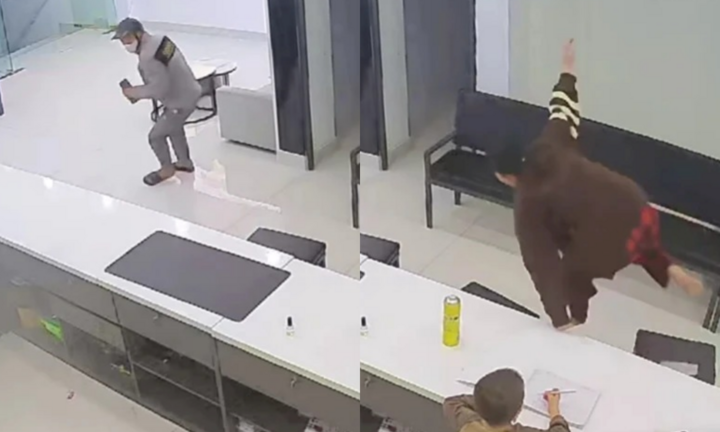 Clip: Nữ nhân viên leo qua quầy bán hàng, liều mình đuổi theo tên cướp