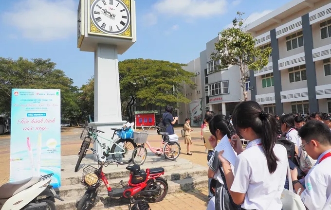 Khoảnh khắc hàng trăm học sinh TP.HCM quan sát đồng hồ và 3 chiếc xe để… làm bài thi 
