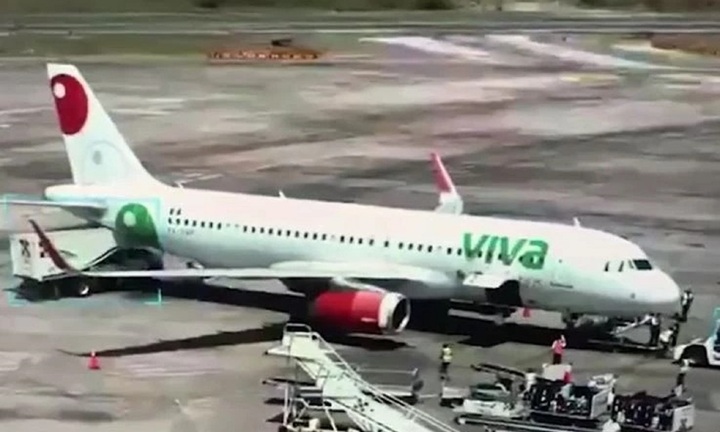 Clip: Xe tải phục vụ mặt đất bất ngờ tông thẳng vào đuôi máy bay đang đỗ tại sân bay