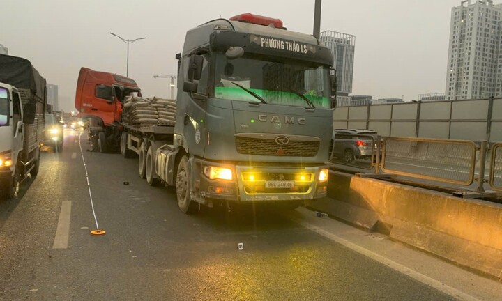Hà Nội: Tai nạn giữa hai xe đầu kéo trên vành đai 3
