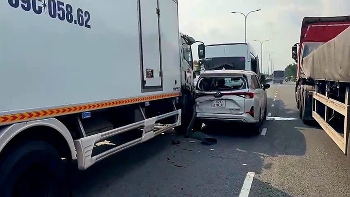 Tin tức tai nạn giao thông mới nhất ngày 17/1: Hai xe đầu kéo đâm nhau trên Vành đai 3, một người bị thương