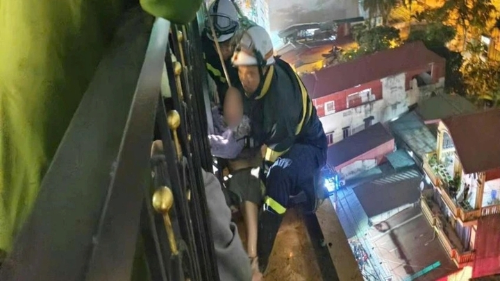 Công an TP Hà Nội kịp thời giải cứu cô gái có ý định nhảy từ tầng 9 xuống đất