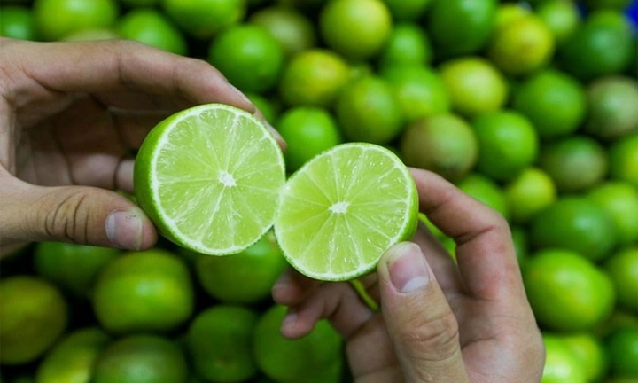 Trẻ 1 tháng tuổi nhập viện vì gia đình nhỏ nước chanh vào mắt, chuyên gia lên tiếng cảnh báo nguy hiểm