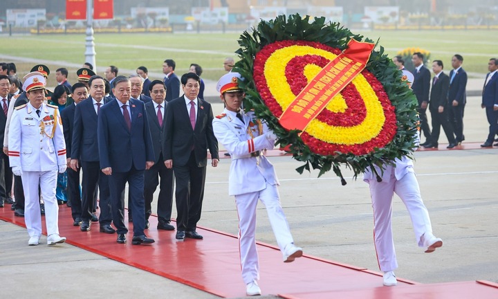 Đại biểu dự Đại hội XIV vào Lăng viếng Chủ tịch Hồ Chí Minh