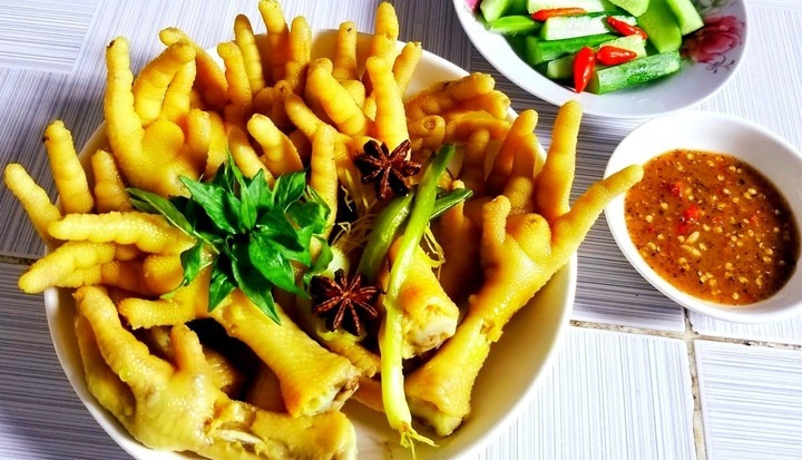Cách làm chân gà ủ muối vàng rực, thơm ngon