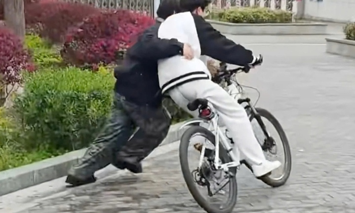 Đang học Thạc sĩ, chàng trai kiếm tiền tỷ nhờ... dạy người lớn đi xe đạp