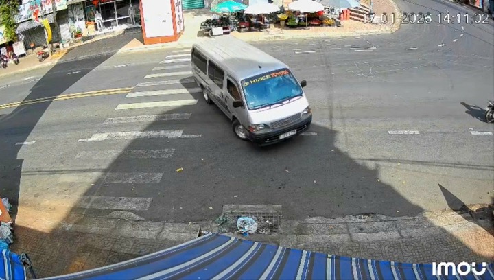 Điều tra vụ xe trung chuyển quay nhiều vòng, gây náo loạn trước cổng chợ ở Lâm Đồng