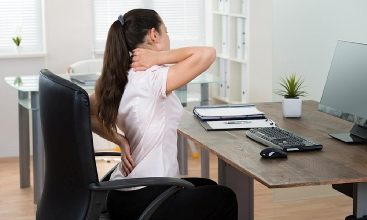 Ngồi làm việc cả ngày, người trẻ đối mặt nguy cơ thoát vị đĩa đệm sớm
