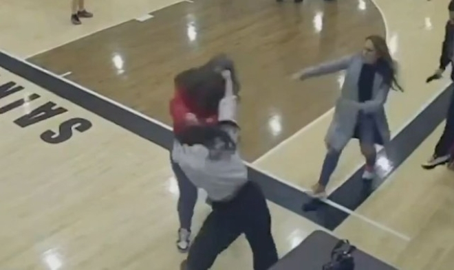 Clip: Hai bà mẹ túm tóc, lao vào đánh nhau dữ dội ngay trong trường học của con