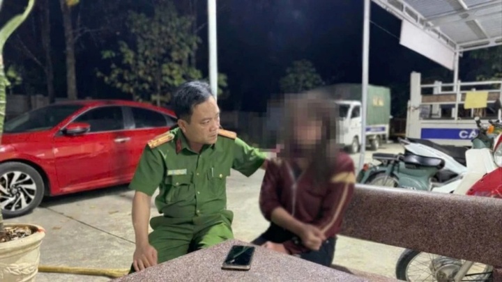 Công an xã cùng người dân lao xuống kênh nước cứu cô gái 