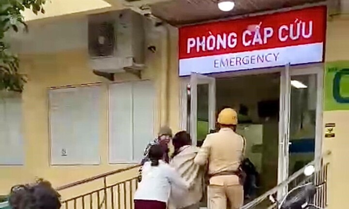Cảnh sát giao thông Hà Nội kịp thời hỗ trợ sản phụ đến bệnh viện an toàn